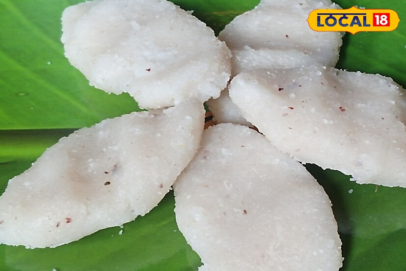চালের গুঁড়ো নারকেল এবং চিনি অথবা খেজুরের গুড় আর পরিমাণ মতো লবন।