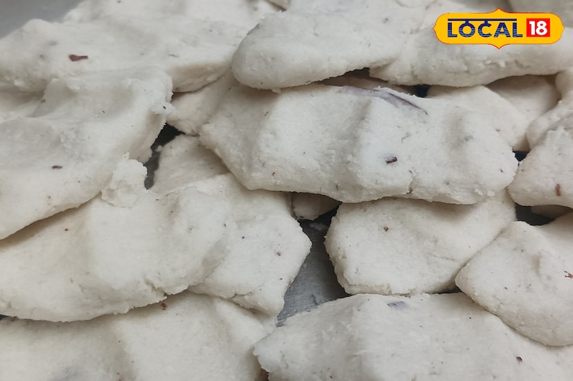 ডো থেকে লুচির মতো গুছি কেটে দু হাতের আঙুলের মাঝে চাপ দিলেই পিঠে তৈরি।