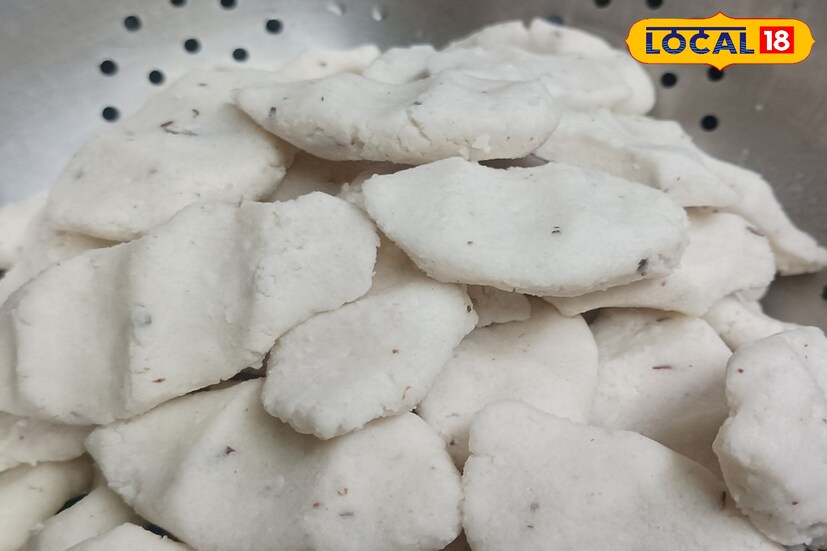 পাত্রে ফুটন্ত জল তার ওপর ঝাঁঝরি বসিয়ে দিন। এবার ঝাঁঝরিতে পরিমাণ মতো পিঠে দিয়ে ১২ থেকে ১৫ মিনিট অপেক্ষা করলেই পিঠে তৈরি। 