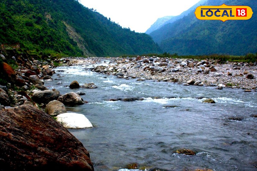 দুধিয়া: শিলিগুড়ি থেকে মাত্র ২৬ কিমি দূরে ছবির মতন ছোট্ট একটি গ্রাম দুধিয়া। এই গ্রামের বুক চিরে বয়ে চলেছে বালাসন নদী। তার দুই পাড়ে বসে জমজমাট পিকনিক। 
