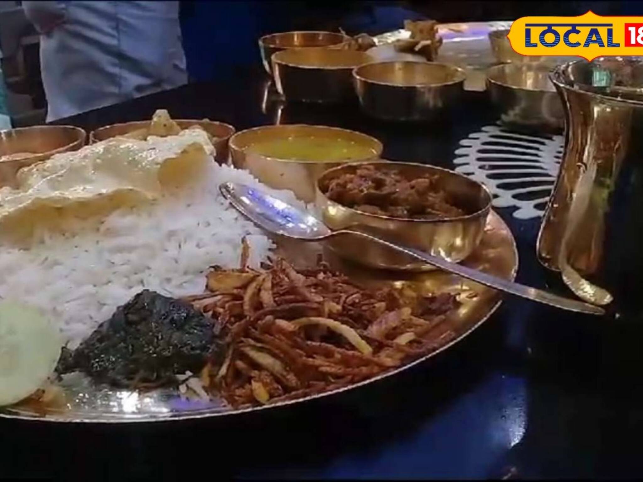 Murshidabad News: মাত্র ১০০ টাকায় ১১ পদের ভেজ থালি, তাও আবার কাঁসার থালায়!