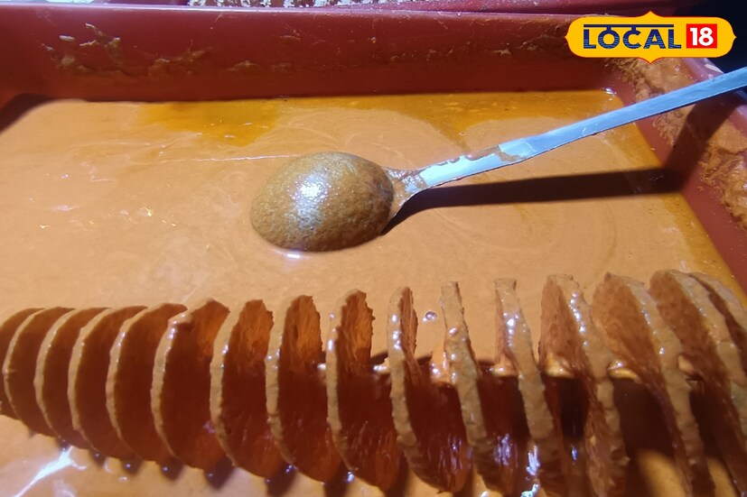 বেটার তৈরিতে চালের আটা, কর্নফ্লাওয়ার, স্বাদ মত লবণ, গোল মরিচ গুঁড়ো, লঙ্কার গুঁড়ো সহ বেশ কিছু মশলা। 