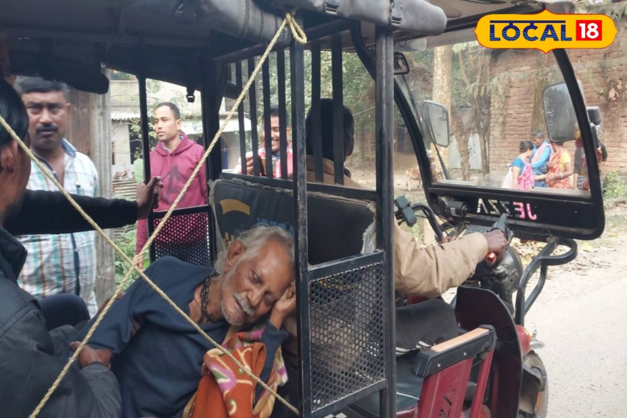 ছেলে দেখে না, অসুস্থ বাবাকে হাসপাতালে ভর্তি করল পুলিশ