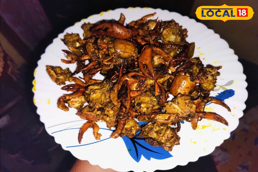 এরপর কড়াইতে সামান্য সর্ষের তেল গরম করে তাতে গরম জলে ধুয়ে রাখা কাঁকড়া নুন হলুদ দিয়ে ভাল করে ভেজে নিতে হবে।
