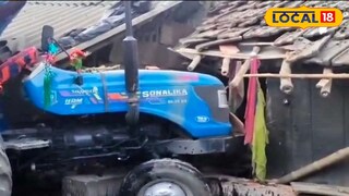 সামশেরগঞ্জে দুর্ঘটনার জেরে দোকানে ঢুকে গেল এই ট্রাক্টর 