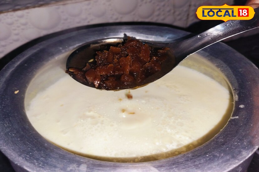 প্রথমেই একটি পাত্রে দুধ বসিয়ে ভাল করে জাল দিয়ে নিতে হবে। এরপর ওই দুধে নারকেল আর খেজুরের গুড় ভাল করে জাল দিয়ে নিন।