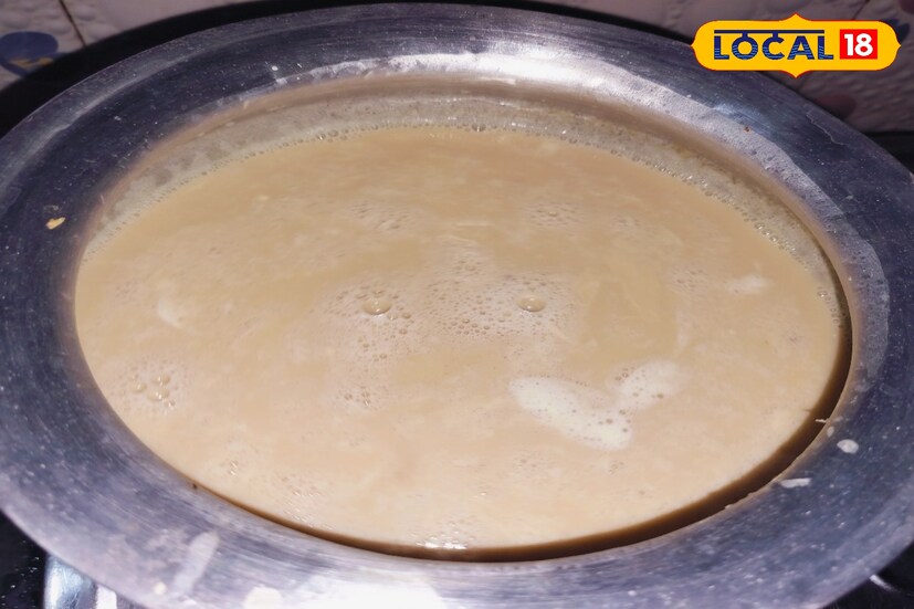 সামান্য এলাচ গুঁড়ো দিয়ে ভাল করে নাড়াচাড়া করে নিন। মিশ্রণটি পাক হয়ে গেলে থালার উপর ঢেলে ঠান্ডা করে নিন।