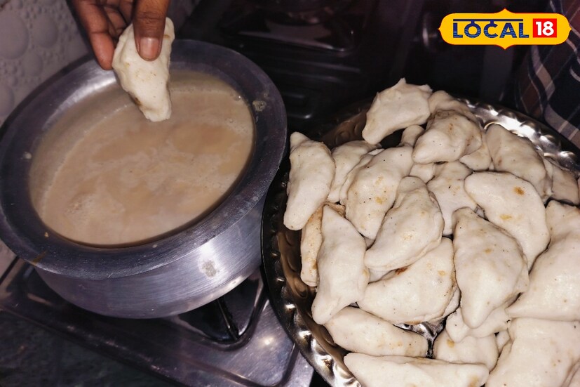 এরপর পাত্রে খেজুর গুড় দিয়ে ফোটানো গরম করা দুধের মধ্যে পুলিগুলি ছেড়ে দিতে হবে। এরপর নিভু আঁচে মিনিট ১০ ধরে হালকা হাতে নাড়িয়ে পুলিগুলি ভাল করে সেদ্ধ করে নিলেই তৈরি নরম তুলতুলে দুধ পুলিপিঠে। (রিপোর্টার-- সুস্মিতা গোস্বামী)