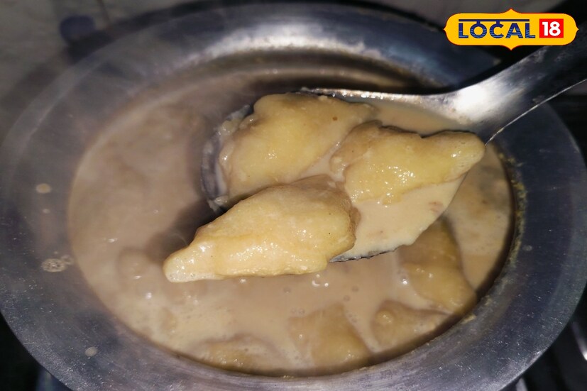 এরপর লেচি হাতে পাক দিয়ে মাঝে কিছুটা পরিমাণ ক্ষীর দেওয়া নারকেলের পুর দিয়ে আকার অনুযায়ী পুলি বানিয়ে নিতে হবে।