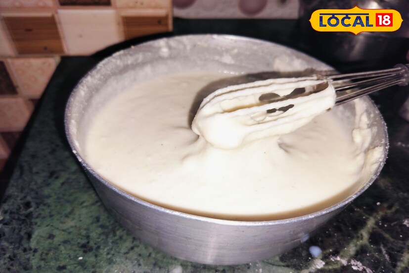 অন্য দিকে, আরও পাত্রে পরিমাণ মত জল ও সামান্য নুন দিয়ে ফুটতে দিতে হবে। এরপর ওই জল ফুটে এলে চালের গুঁড়ো ওই জলের মধ্যে দিয়ে ভাল করে মিশিয়ে ঢাকনা বন্ধ করে ৫ মিনিট রেখে দিন।