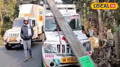 বোলেরো পিকআপ ভ্যান ধাক্কা মারল বিদ্যুতের খুটিতে বোলেরো পিকআপ ভ্যান ধাক্কা মারল বিদ্যুতের খুটিতে