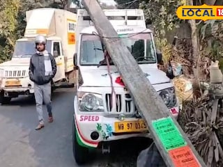 বোলেরো পিকআপ ভ্যান ধাক্কা মারল বিদ্যুতের খুটিতে