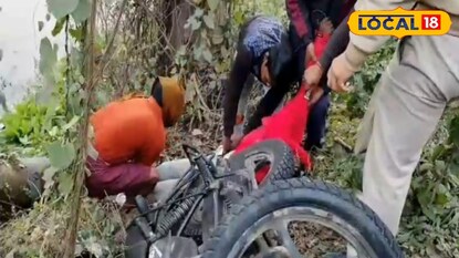 পড়ে রয়েছি দুর্ঘটনা গ্রস্থ গাড়ি