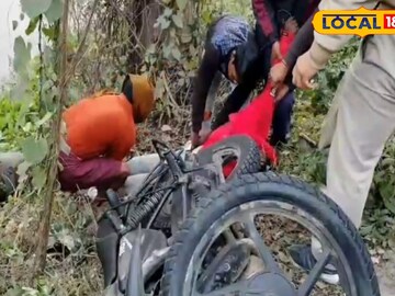 পড়ে রয়েছি দুর্ঘটনা গ্রস্থ গাড়ি পড়ে রয়েছি দুর্ঘটনা গ্রস্থ গাড়ি