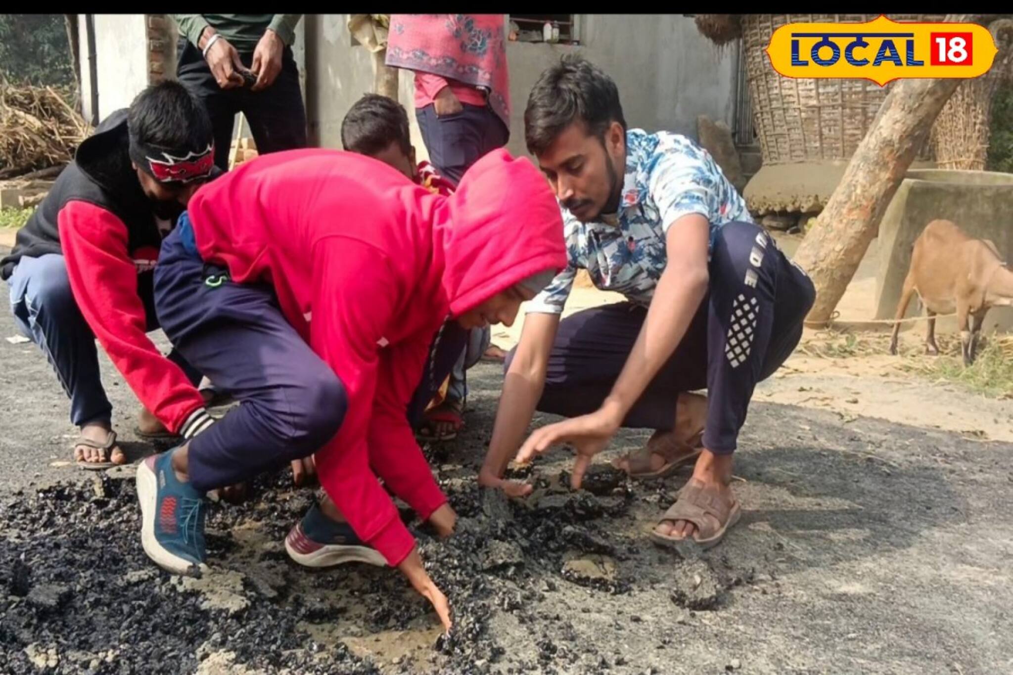 আঙুলের ডগায় উঠে যাচ্ছে পিচ, নতুন তৈরি রাস্তা নিয়ে ক্ষুব্ধ গোঘাটের গ্রামবাসীরা