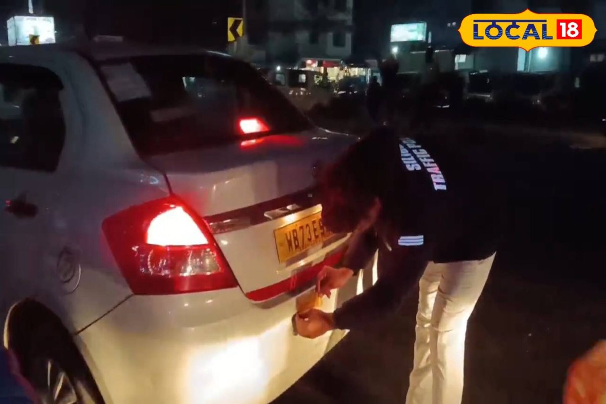 পথ দুর্ঘটনা রুখতে অভিনব উদ্যোগ! গাড়ি, বাইকে লাগানো হল রেডিয়াম পেপার 