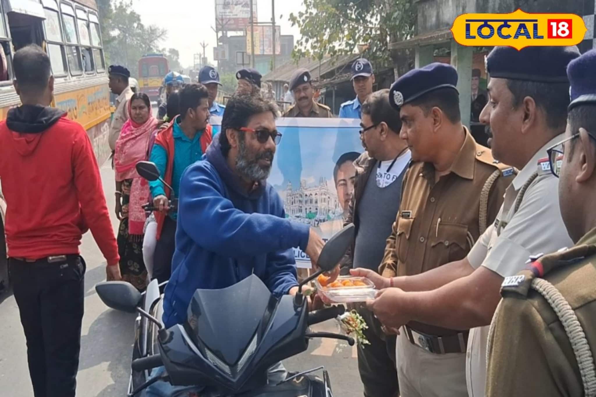 রায়দিঘিতে মিষ্টি খেয়ে ভুল স্বীকার হেলমেট বিহীন বাইক আরোহীদের!