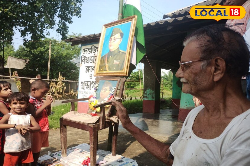 ১৯৪০ সাল থেকে ৯০ বছরের বৃদ্ধ নিরঞ্জন কর্মকার মহাশয় বুকে করে আগলে রেখেছেন একটি কাঠের চেয়ার।