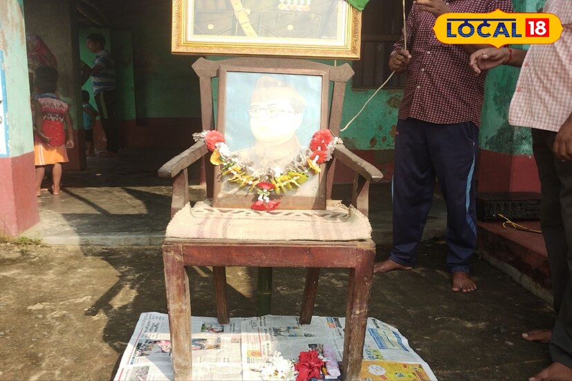 বাঁকুড়ায় রয়েছে একটি কাঠের চেয়ার। এই চেয়ারে বসেছিলেন নেতাজি সুভাষচন্দ্র বসু।