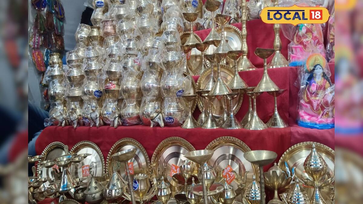 বাঙালির ঠাকুর ঘরের বিভিন্ন সরঞ্জামের ব্যবসায়ীরা কাঁচামাল নিয়ে আসেন