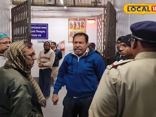 কান্দি মহকুমা হাসপাতালে বিক্ষোভ চলছে রোগীর পরিবারের 