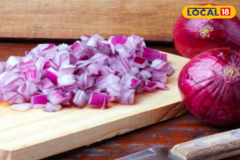পেঁয়াজ কাটার পর সালফেনিক অ্যাসিড বেরিয়ে অন্য এনজাইমের সঙ্গে মিশে যায়। তাতেই তৈরি হয় সালফার গ্যাস। সেটাই চোখে গিয়ে চোখ জ্বালা করে।