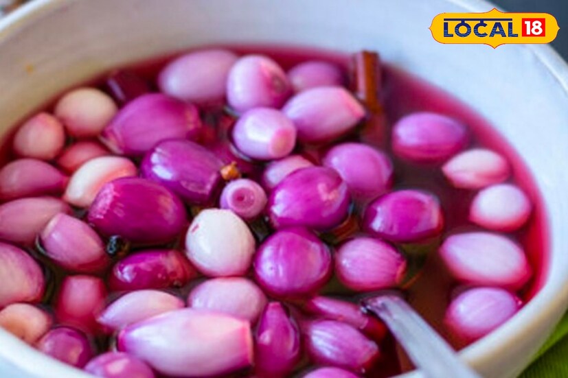 পেঁয়াজ কাটার সময়ে যত ধারালো ছুরি ব্যবহার করবেন, ততই কম কাঁদতে হবে। অবাক লাগলেও এই পদ্ধতি কাজ করে।