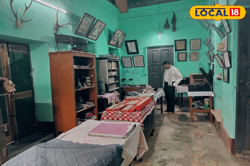 বড়শুলের দে পরিবার ছিল গ্রামের জমিদার। যদিও এই জমিদারির সমাপ্তি হয়েছিল অনেক আগেই। এই জমিদার বাড়ির বর্তমান এক সদস্য হলেন হিমাদ্রি শংকর দে। এই হিমাদ্রিবাবু একদম নিজের প্রচেষ্টায় তৈরি করেছেন এক আশ্চর্য সংগ্রহশালা।