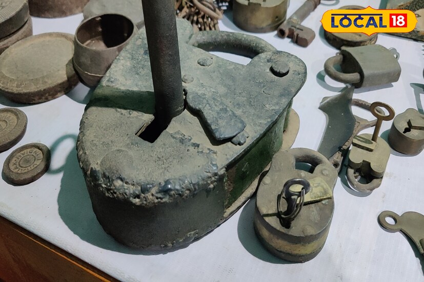 রয়েছে পুরনো দিনের বড় সাইজের তালা চাবি, তাল পাতার পুঁথি, ছয়টা লক বিশিষ্ট সিন্দুক, সুলতানি আমলের সিঁদুর কৌটো, বর্ধমান মহারাজের স্বাক্ষরিত চিঠি , বিদেশি আতর, মাছের আঁশ দিয়ে তৈরি ফুলদানি সহ আরও অনেক কিছু।