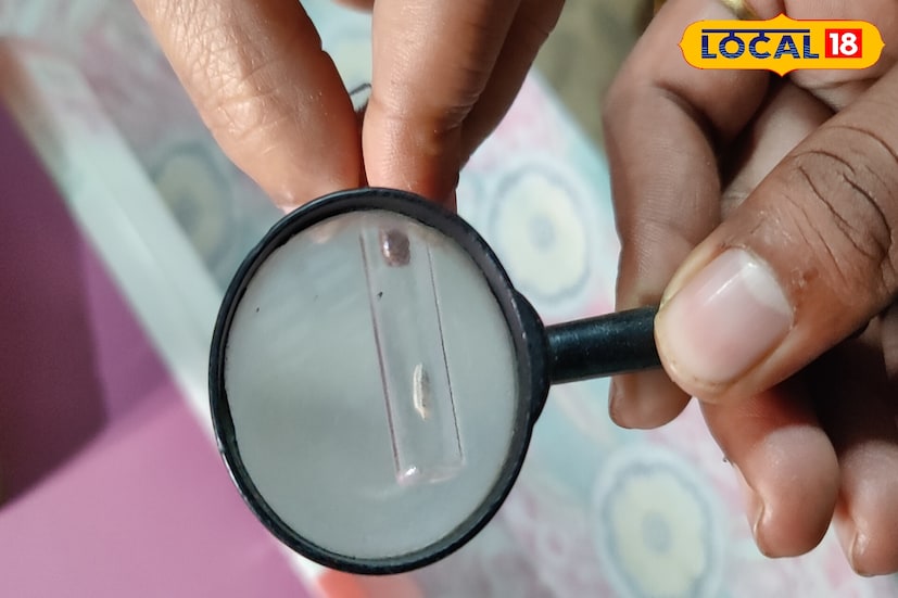 সংগ্রহশালার মধ্যে রয়েছে দুষ্প্রাপ্য সব দ্রব্যের সম্ভার। সংগ্রহশালায় রয়েছে একটি অদ্ভুত চাল। যে চালের মধ্যে লেখা রয়েছে ১২০টি অক্ষর।