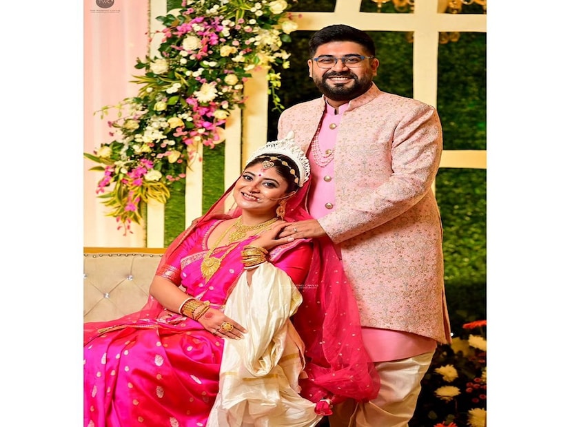 সদ‍্য একমাস হল নতুন সংসার পেতেছে অভিনেত্রী। ডিসেম্বরের সন্ধ্যায় পিসি চন্দ্র গার্ডেনসে বসেছিল সন্দীপ্তা-সৌম্যর বিয়ের আসর।  সন্দীপ্তা-সৌম্যর বিয়েতে সাক্ষী ছিলেন তাঁদের পরিবার, কাছের বন্ধুরা এবং বিনোদন জগতের তারকারা।