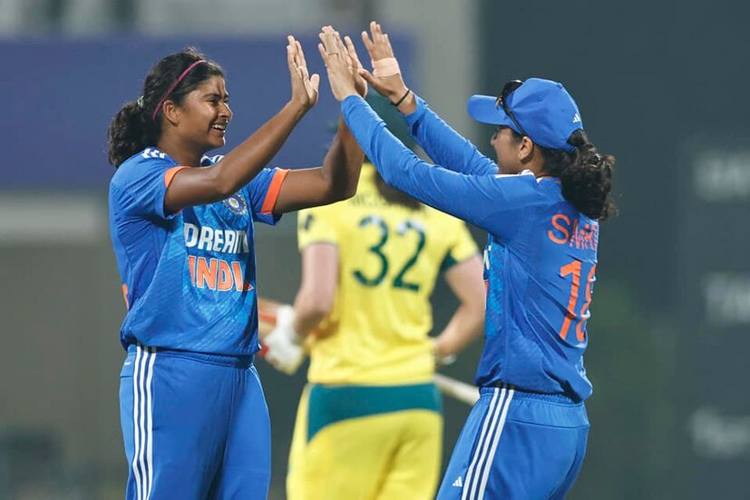 ভারতীয় অধিনায়ক হরমনপ্রীত কউর ভারতীয় দলের নেতৃত্বে ছিলেন৷ তাঁর ডেপুটি ছিলেন তারকা ব্যাটার স্মৃতি মান্ধানা। অস্ট্রেলিয়া দলের ক্যাপ্টেন ছিলেন অ্যালিসা হিলি এবং সহ-অধিনায়ক তাহলিয়া ম্যাকগ্রা। ওডিআইতে হারের প্রতিশোধ হিসেবে টি টোয়েন্টিতে জয় দিয়ে অভিযান শুরু করলেন ভারতের মেয়েরা৷ Photo Courtesy-Titas Sadhu Facebook Account