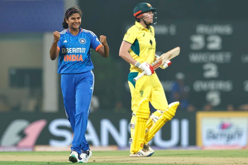 এদিন টসে জিতে ভারতীয় মহিলা দল ফিল্ডিংয়ের সিদ্ধান্ত নেন৷ অধিনায়ক হরমনপ্রীতের প্রথমে বোলিং নেওয়ার সিদ্ধান্তকে দলের পক্ষে দারুণ ভাবে কার্যকরী করে দেন তিতাস৷ তাঁর আগুনে প্রথম স্পেলে ৩ উইকেটে কোমর ভেঙে যায় অজি ব্যাটিং লাইনআপের৷ Photo Courtesy-Titas Sadhu Facebook Account