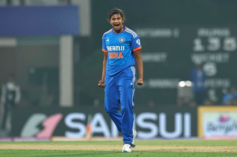 বাংলার তিতাস বেশ কিছুদিন ধরেই আন্তর্জাতিক মঞ্চে নিজের পারফরম্যান্স দিয়ে নজর কাড়ছেন৷ ফলে কুর্নিশ কিশোরী আগুনে বোলার৷ Photo Courtesy-Titas Sadhu Facebook Account
