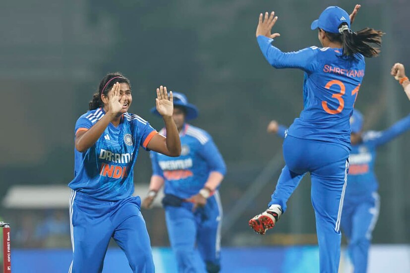 এদিন তিতাসের বোলিং পরিসংখ্যান ৪ ওভার ১৭ রান দিয়ে ৪ উইকেট৷   অজি মহিলা দল ২০ ওভারের আগেই অলআউট হয়ে যায়৷ ১৯.২ ওভারে ১৪১ রানে বান্ডিল হয়ে যায় তাঁদের ইনিংস৷ Photo Courtesy-Titas Sadhu Facebook Account