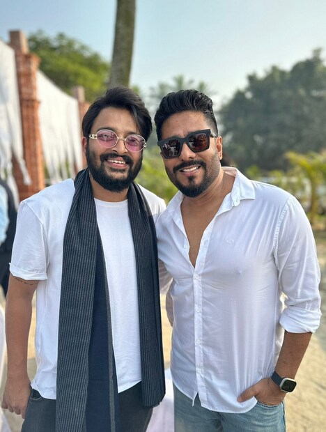 তারপরই একে একে ছবি আসতে থাকে সামনে৷ 