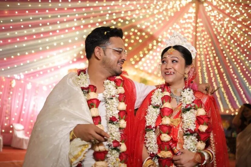 দীর্ঘদিনের প্রেমিকা শাশ্বতী সিনহার সঙ্গে সাতপাকে বাঁধা পড়লেন 'বল্লভপুরের রাজা'। সোমবার দক্ষিণ কলকাতায় বসেছিল বিয়ের আসর। (ছবি সৌজন‍্য- সোশ‍্যাল মিডিয়া)