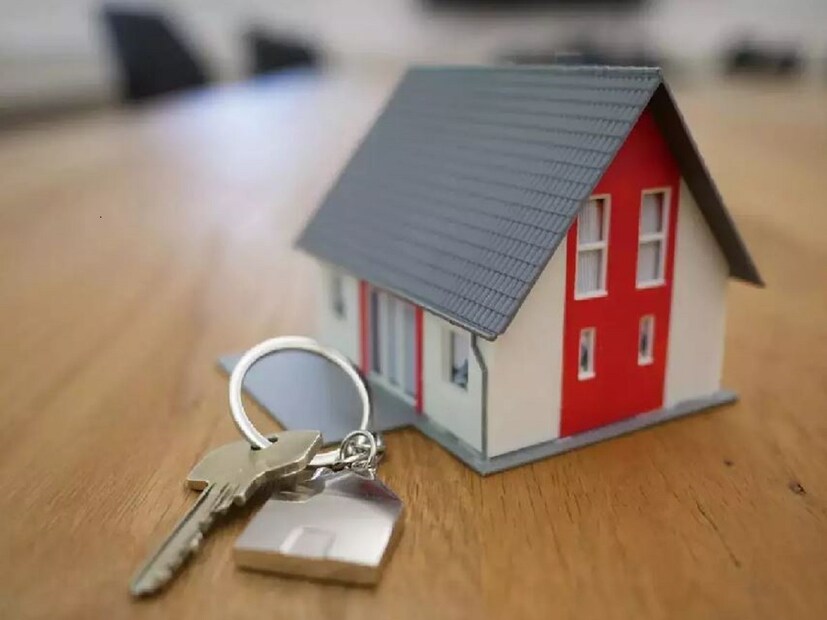 ভারতে বহু মানুষ তাদের বাড়িতে ভাড়াটিয়া রাখেন। কারও ধরা যাক দোতলা বাড়ি! সে এক তলাটা ভাড়া দিয়ে রেখেছে! এতে বাড়ির দেখভাল হয়ে যায় সহজে! কিন্তু জানেন কী একটা নির্দিষ্ট সময় পর ভাড়াটিয়া এই বাড়ির মালিকানা দাবি করতে পারে? হ্যাঁ আপনার বাড়ির দাবি ভাড়াটিয়া করতে পারে! photo source collected 