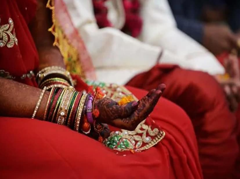 দান্ডিচি বারি গ্রামের বাসিন্দারা সারা বছরই পানীয় জলের সমস্যায় ভুগতে থাকেন। তীব্র জলকষ্টের মধ্যে থাকলেও যাঁরা এই গ্রামে বড় হয়েছেন, তাঁরা এই জীবনের সঙ্গে অভ্যস্ত। কিন্তু সমস্যায় পড়েন তাঁরা, যাঁরা বাইরে থেকে এই গ্রামে আসেন। আর তাঁদের মধ্যে অধিকাংশই নববিবাহিতা।