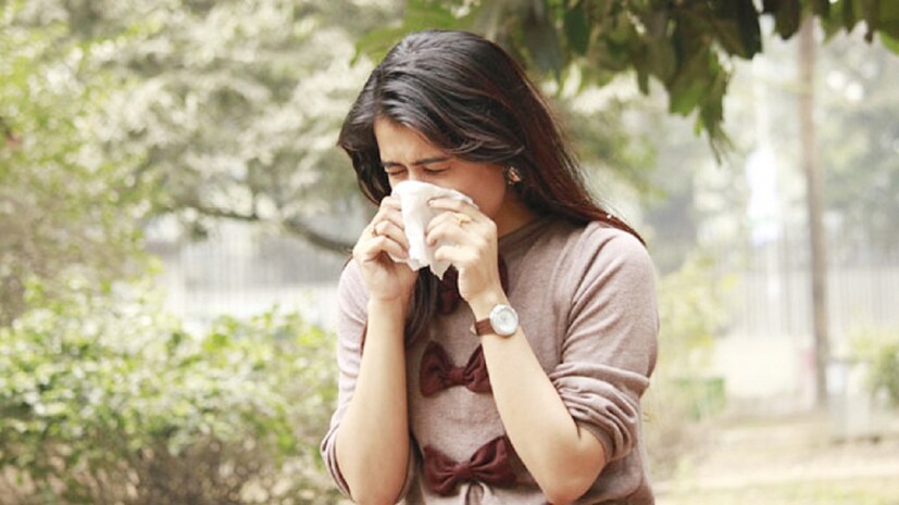 শীতে নাক থেকে রক্ত পড়ার প্রধান কারণ বাতাসের আর্দ্রতা কমে যাওয়া। নাকের ভেতরের পাতলা ত্বক ফেটে গেলে নাক দিয়ে রক্ত পড়ে। নাকের ভেতর একেবারে তলায় থাকে রক্তজালিকা। ত্বক ফেটে গেলে সেখান থেকে রক্তপাত হতে থাকে।