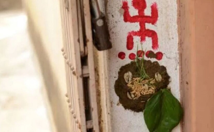 বাস্তু-বিদরা বলছেন, বাড়ি বা ঘরের উত্তর-পূর্ব বা উত্তর দিকের দেওয়ালে আঁকুন এই স্বস্তিক! তার পর নিজেই বুঝতে পারবেন কীভাবে বদলে যাবে আপনার ভাগ্য! সৌভাগ্য বয়ে আনবে! টাকা পয়সায় ভরে যাবে! সব কাজে সফলতা আসবে! photo source collected 