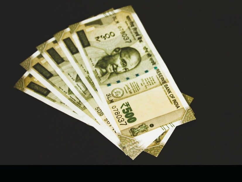BankBazaar.com-এর CEO আদিল শেঠির মতামত -তাঁর প্রথম পদক্ষেপ আর্থিক পরিস্থিতি আরও উন্নত করা হওয়া উচিত। তাঁর চারটি প্রয়োজনীয়তা রয়েছে - বিদ্যমান ঋণ পরিশোধ করা, একটি বাড়ি ক্রয় করা, পরিবারকে সাহায্য করা এবং সঞ্চয় শুরু করা। যা শুরু করার জন্য, একবার EMI এবং লোন পরিশোধ করা হলে, তাঁর হাতে প্রায় ৩৩,০০০ টাকা থাকবে।