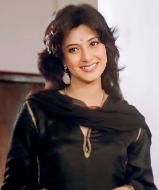 মুনমুনের এই ইন্টারভিউ তাঁর জাত চিনিয়ে দেয়৷ মা সুচিত্রা সেন যেন পর্দা ও পর্দার বাইরে দাপুটে ছিলেন, একইভাবে মেয়ে মুনমুনও সমান তেজি, দোরদণ্ডপ্রতাপ! 