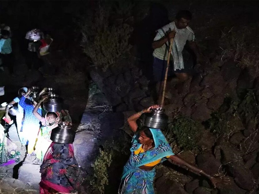 গ্রামের এক বাসিন্দা বলেন, ‘‘একটি কলসি পূর্ণ হতে তিন ঘণ্টাও লাগতে পারে। জল ভরে ফিরতে অনেক সময়েই রাত হয়ে যায়।’’ তিনি জানিয়েছেন, রাতের অন্ধকারে বন্য প্রাণীদের হামলার ভয়ও থাকে। আর সেই কারণে রাতে ফেরার সময় মশাল জ্বালিয়ে বাড়ি ফেরেন তাঁরা। সঙ্গে থাকে টর্চও।