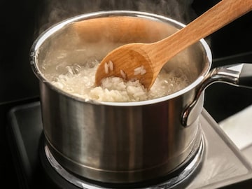 ঠান্ডা বা বাসি ভাত গরম করে খাচ্ছেন? শরীরে কি ঢুকছে জানেন? বিষ নয় তো? সর্বনাশ ঠান্ডা বা বাসি ভাত গরম করে খাচ্ছেন? শরীরে কি ঢুকছে জানেন? বিষ নয় তো? সর্বনাশ