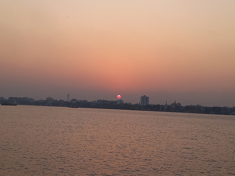 আজ থেকেই শুরু হবে বৃষ্টি। বৃহস্পতিবার রাজ্যজুড়ে বৃষ্টির সম্ভাবনা বাড়বে। উত্তরবঙ্গের উপরের পাঁচ জেলা এবং দক্ষিণবঙ্গের উপকূল ও সংলগ্ন জেলাতে বৃষ্টির সম্ভাবনা বেশি। 