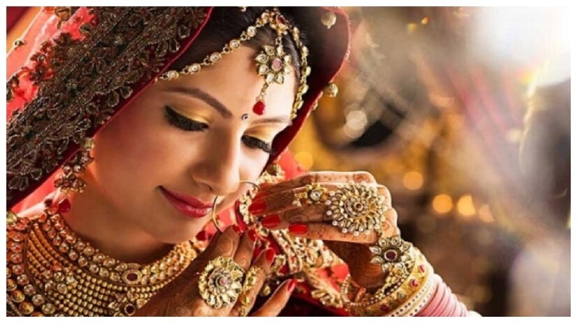 বিয়ের পর ওজন বাড়ার আসল কারণ হল, নিজেকে সময় না দেওয়া। খাওয়া দাওয়া ঠিক মতো না করা! ব্যায়াম না করা! এবং অবশ্যই আলস্য একটা কারণ! এছাড়া গর্ভধারণের সময় বেশির ভাগ মহিলারাই মোটা হয়ে যান! আর এই বাড়তি মেদ কমাতে তারা তেমন চেষ্টা করেন না! তাই সব কিছুর মধ্যেও নিজের প্রতিও যত্ন নিলে এড়ানো যাবে এই মোটা হওয়া!photo source collected 