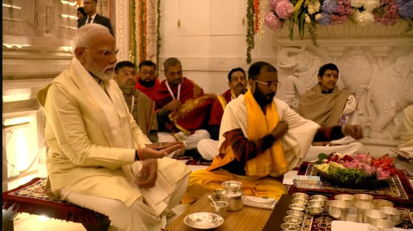 রাম মন্দিরের ভিত্তিপ্রস্তর থেকে উদ্বোধন পর্যন্ত পোশাকের ট্র্যাডিশন বজায় রাখলেন প্রধানমন্ত্রী মোদি। শুধু পাল্টে গেল রং। 