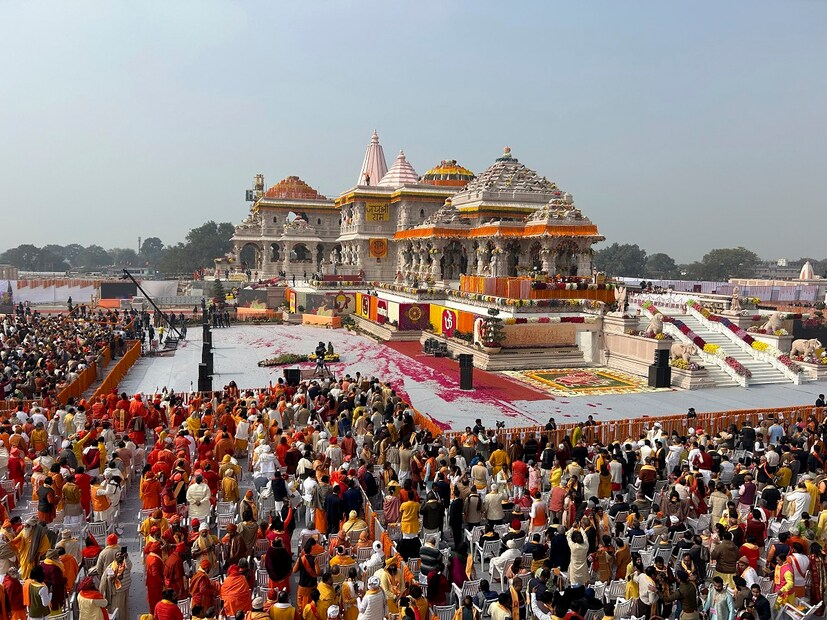 ফলে পরিস্থিতি সামাল দিতে প্যারা মিলিটারি ফোর্স এখানে মোতায়েন করা হয়েছে৷ প্রায় পৌনে নটা নাগাদ মন্দিরে প্রবেশ বন্ধ করে দেওয়া হয়৷ কিন্তু মন্দির থেকে বাইরে যাওয়ার রাস্তা খোলা রাখা হয়েছিল৷ ব্যারিকেড লাগিয়ে রাস্তা বন্ধ করে দেওয়া হয়৷ এই মুহূর্তে ভিতরে যাওয়ার রাস্তা বন্ধ রাখা হয়েছে৷ Photo- AP 