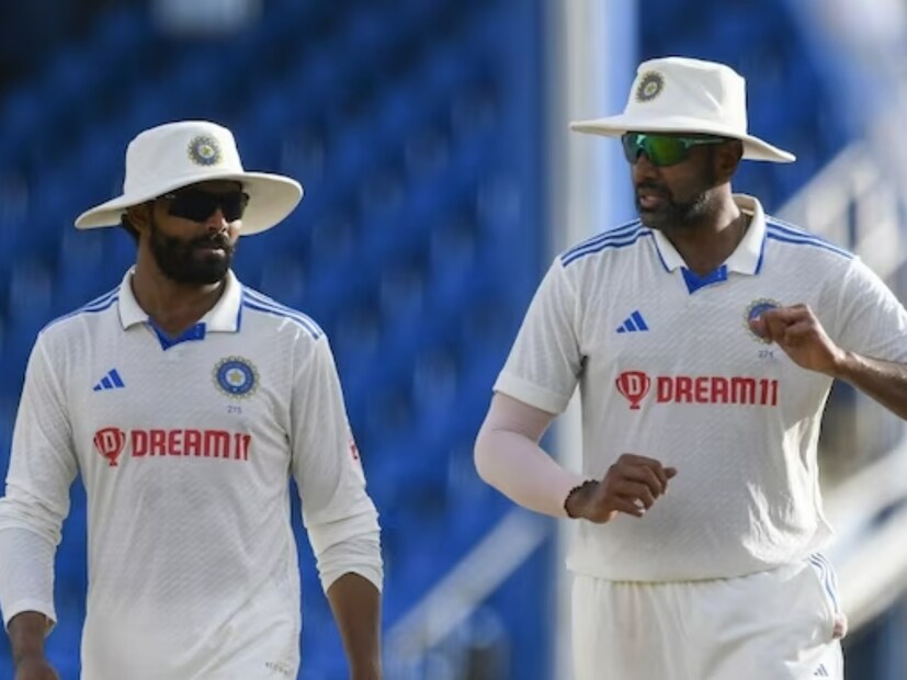 দেশের মাটিতে ভারতীয়দের মধ্যে সর্বাধিক উইকেট রয়েছেন অনিল কুম্বলের। ৩৫০টি উইকেট রয়েছে তাঁর ঝুলিতে। ৩৪৩টি উইকেট নিয়ে দ্বিতীয় স্থানে অশ্বিন। কুম্বলেকে ধরতে দরকার ৭টি উইকেট ও রেকর্ড নিজের নামে করতে নিতে হবে ৮টি উইকেট।